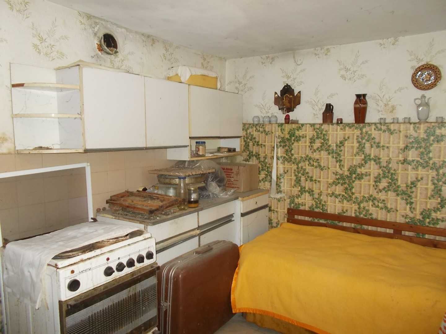 Продавам триетажна къща в с.Сливенци