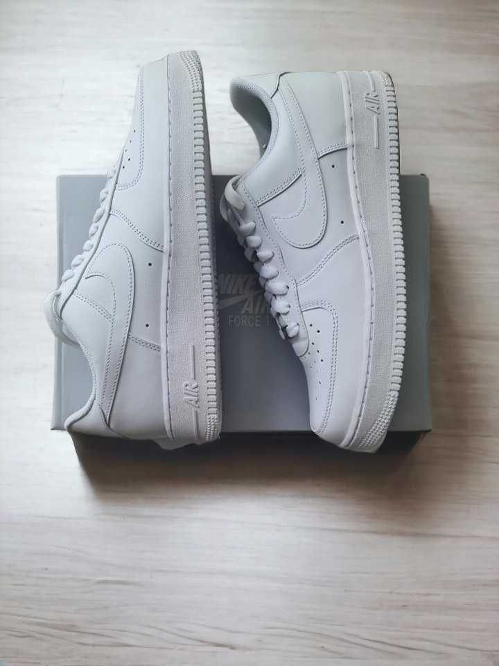 Nike Air Force 1 Triple White