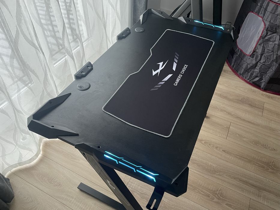 Birou Gaming Nou, iluminare LED, suport pahar, suport casti