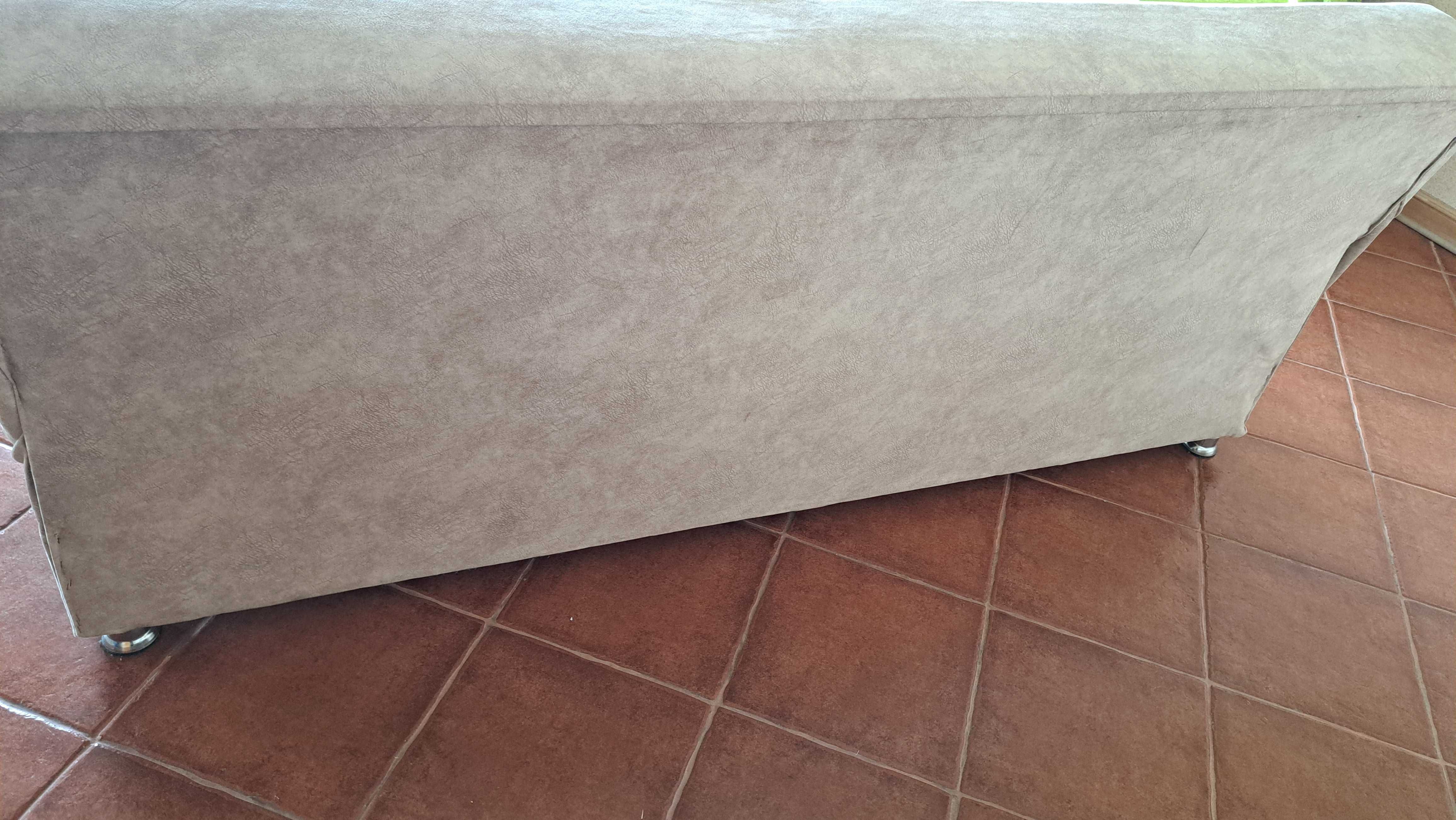 Разтегателен диван. Размери:75×190×85.