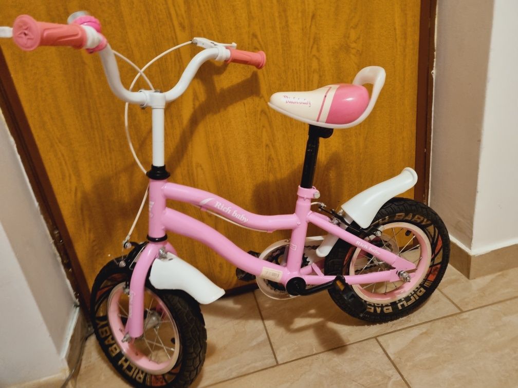 Bicicleta pentru fetite.