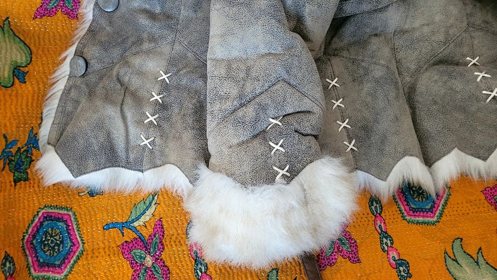 Haină din piele și blană ecologică.