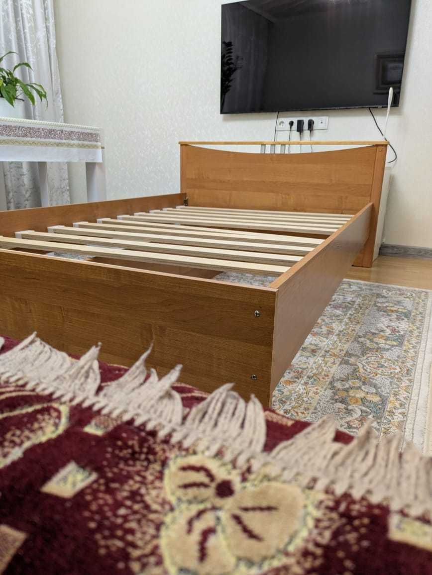 Кровать полуторка б/у, 1.24м × 2м + матрац