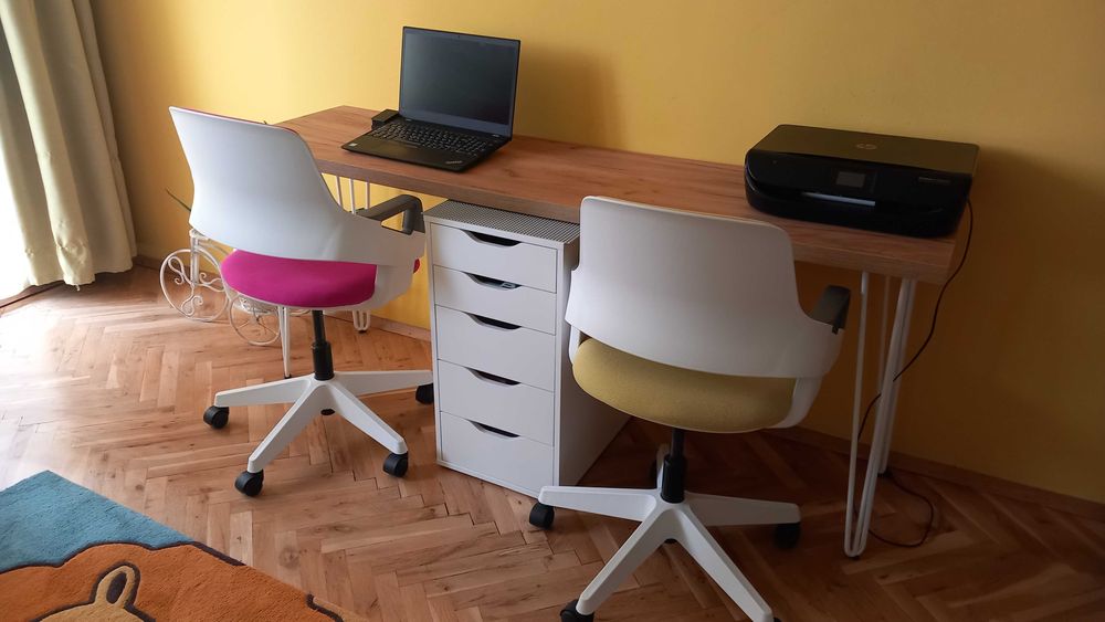 Детско бюро с метални крачета