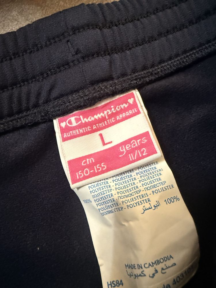 Champion чисто нов екип размер 11/12 г