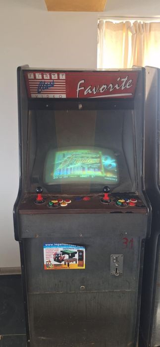 Продавам електронни игри.