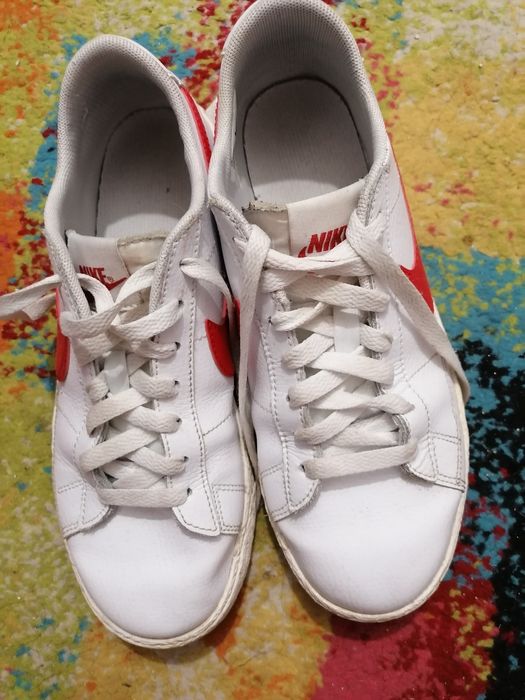 Vând adidași pentru fete