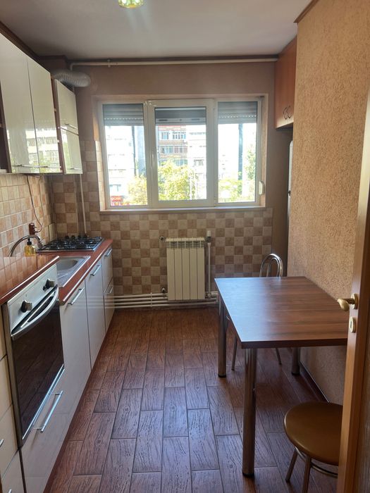 Închiriez apartament