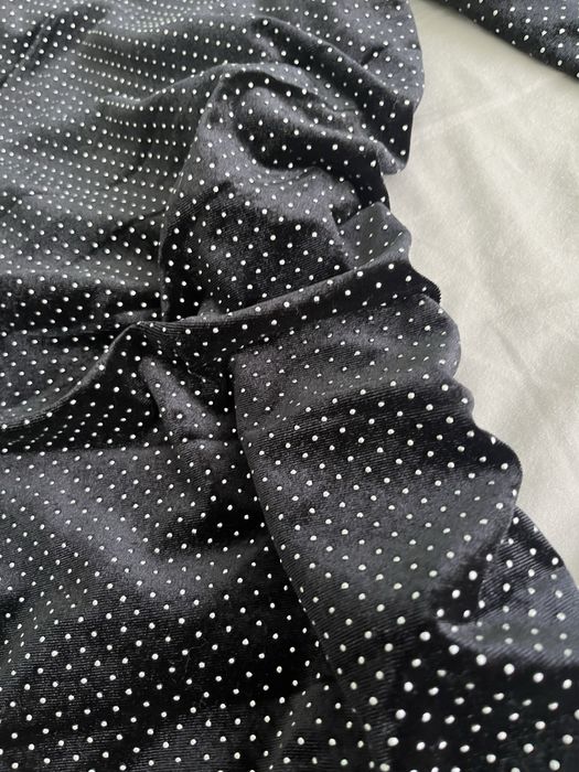 Елегантна черна рокля с блестящи детайли