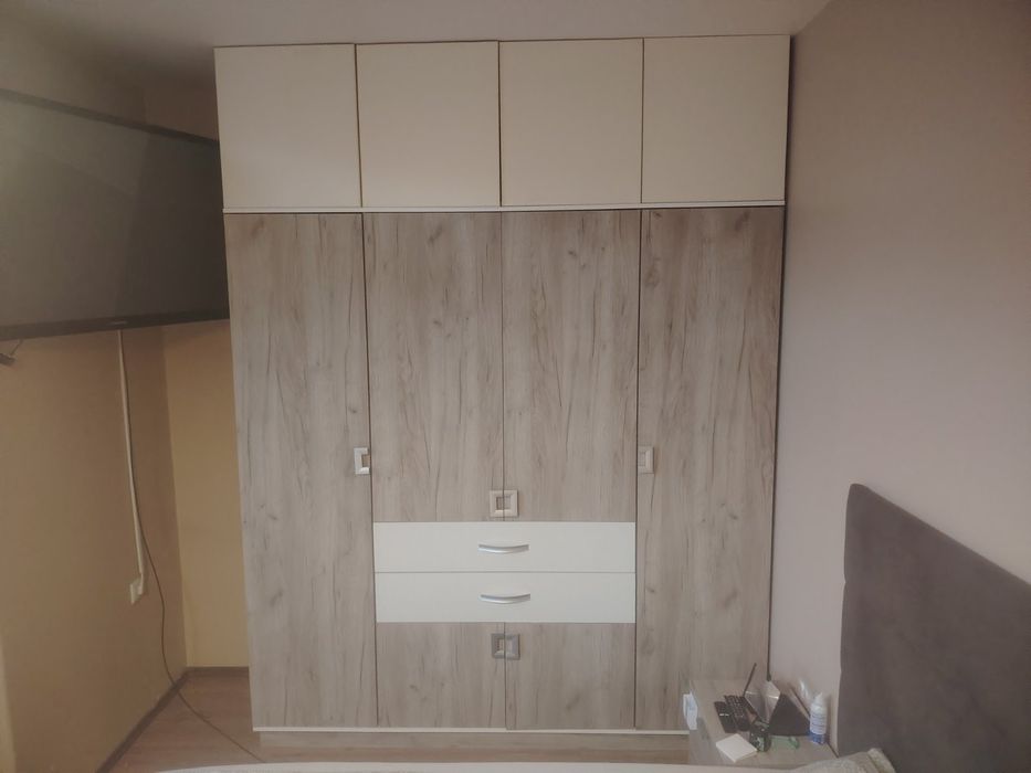 Четирикрилен гардероб с надстройка