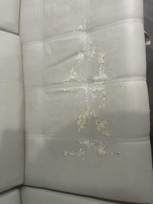 Угловой диван с приставным столиком