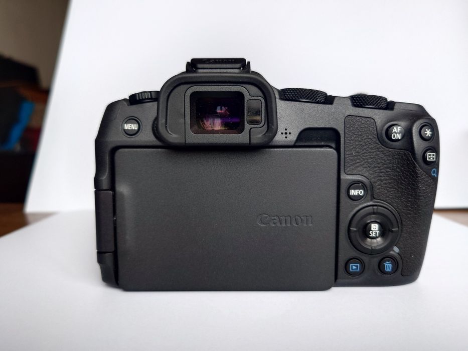 Canon R8, baterie extra noua, garantie 20 luni