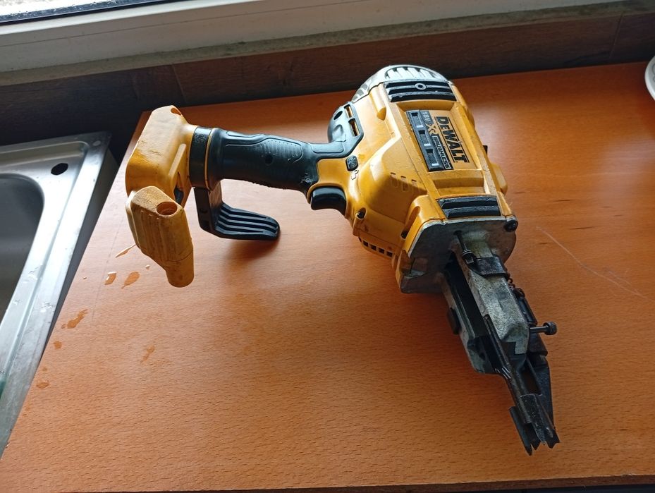 Dewalt pistol de cuie 18v defect