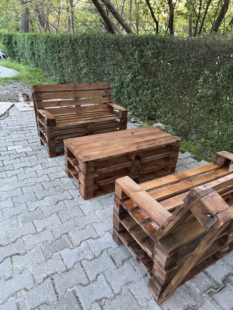 Пейки от палети боядисани и изшкурени