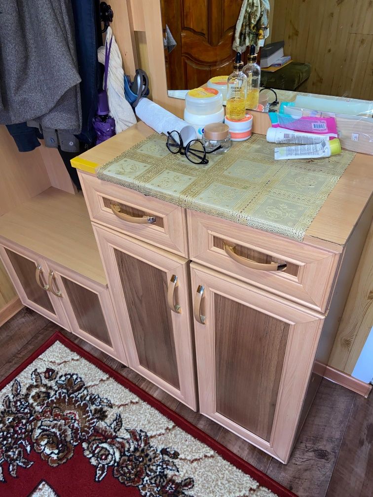 Продам мебель гарнитур шкафы диван