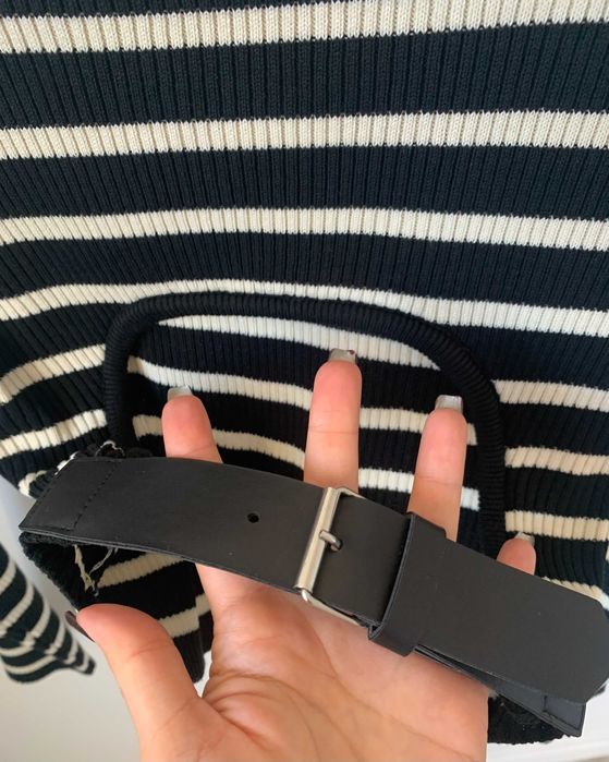 Раирана блуза с ефектен гол гръб с кожен колан