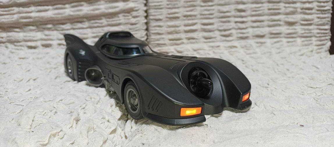 Batmobile - 1989 г. Мащаб 1:18  . Колата е чисто нова с LED светлини