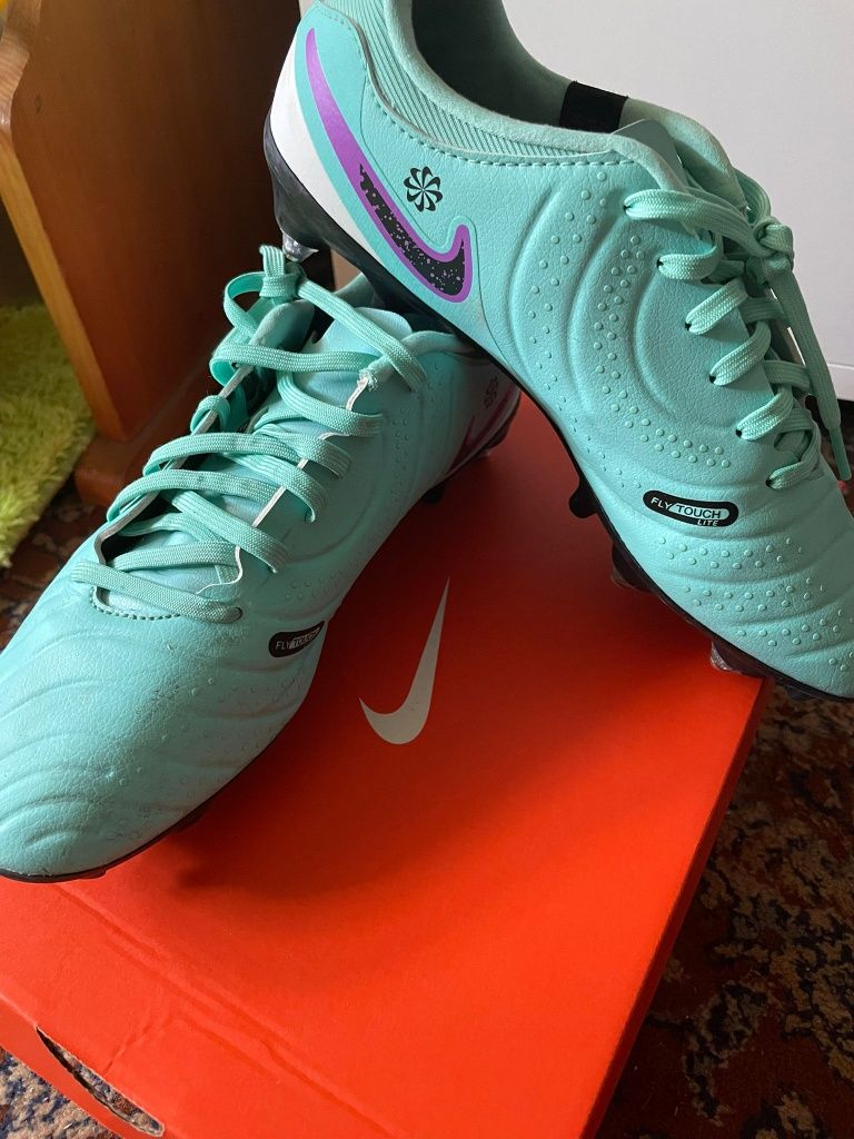 Оригинални калеври/футболни обувки на Найк/Nike