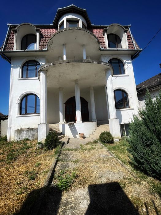 Casa de vanzare cu garaj subteran , parter , etaj și mansarda.
