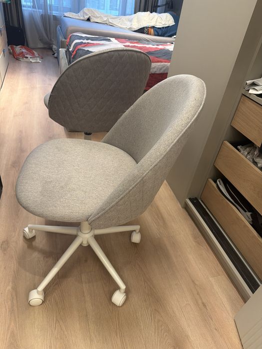 Два броя офис стол за бюро, продават се и по отделно