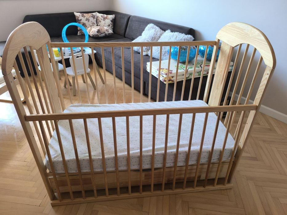 Бебешко креватче от масивно дърво с матрак
