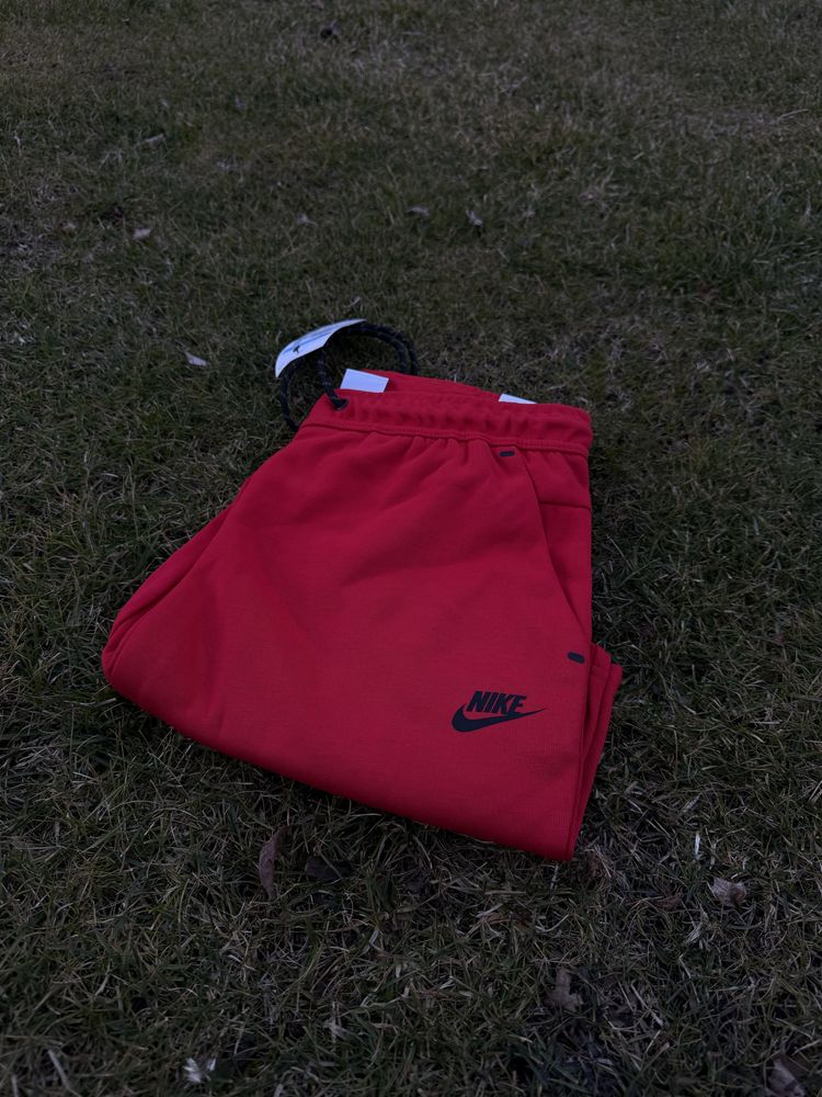 Pantaloni Scurti Nike Tech / 2025