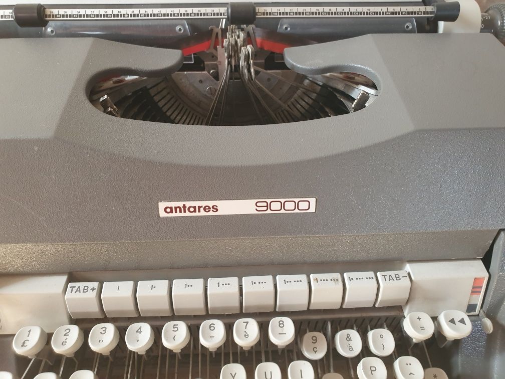 Masina de scris "Antares 9000",perfect funcțională!