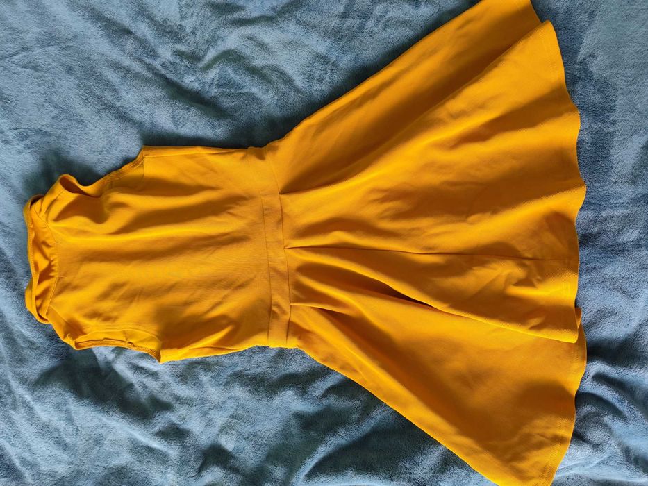 Разкроена жълта рокля размер S