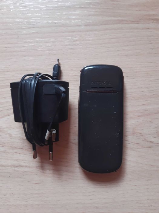 Телефон NOKIA 1661-2, със зарядно устройство