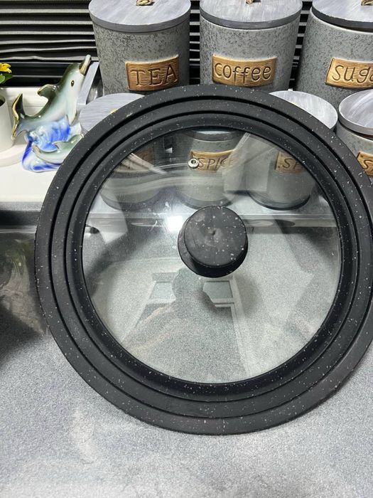 Казан 6 литров  с крышкой 28 см.На ручке есть клеймо.