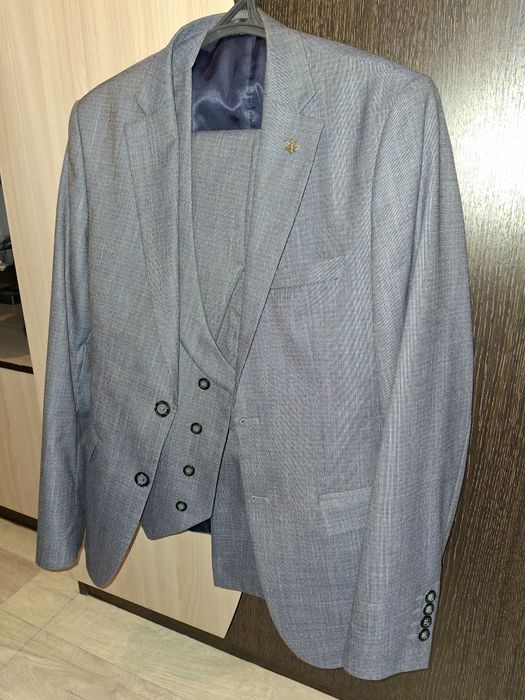 Продам костюм-тройку,пр-во Турция