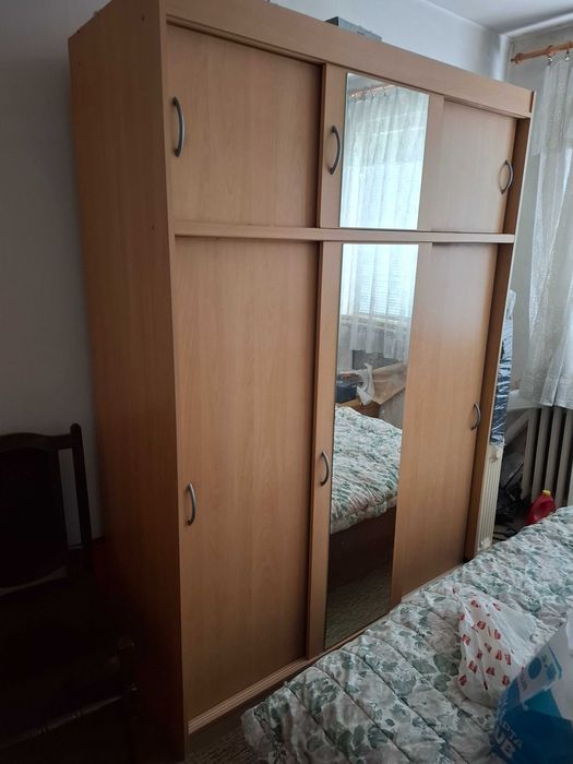 Немски гардероб с плъзгащи врати и огледало