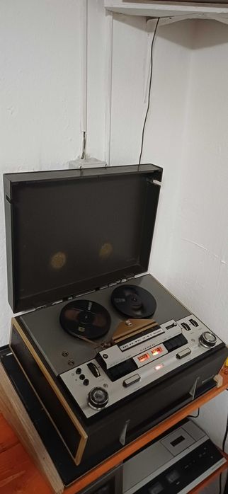 Grunding TK-341 magnetofon pe lampi