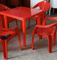 Продам 2 пластмассовых комплекта столов и стульев