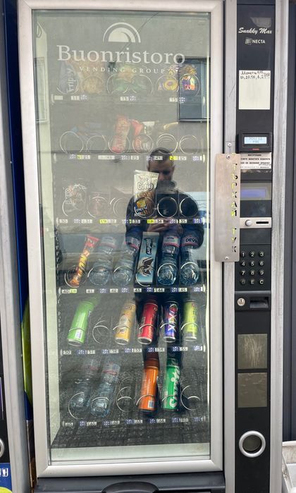 Снаки Макс Машината е със монетен механизъм към нея