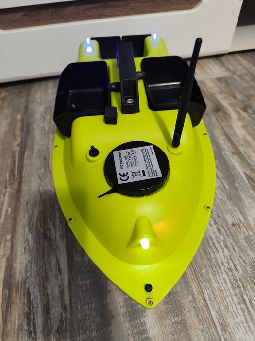 Лодка за захранка D18