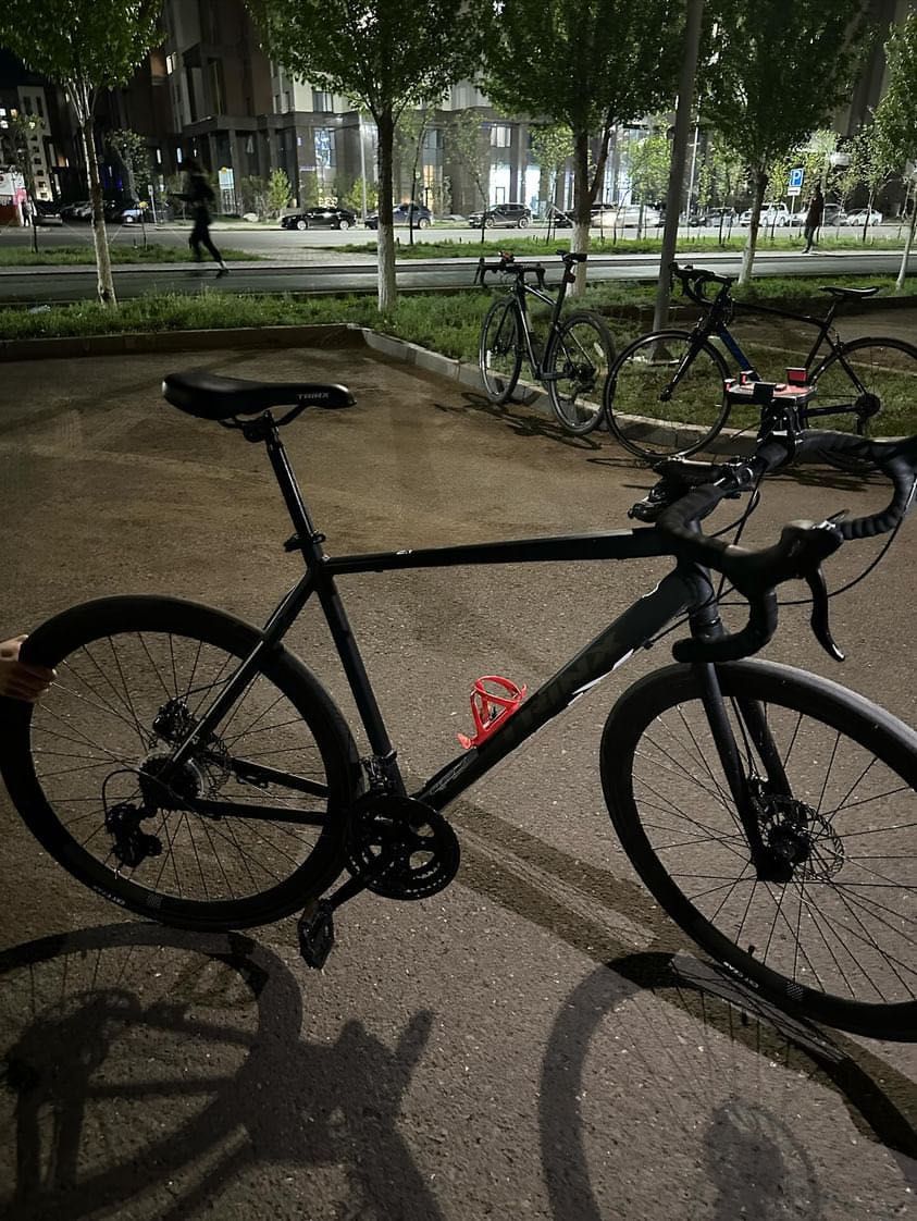 Шоссейный велосипед черный, в отличном состоянии