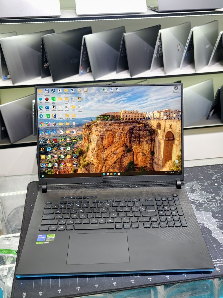 ASUS Rog strix Scar G18