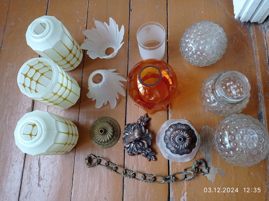 Продам люстру и плафоны, лампочки.