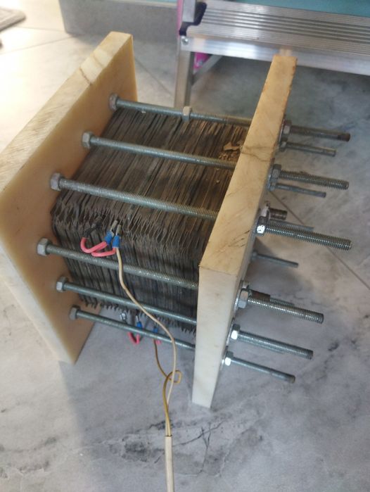 Элекролизер производит водород кислород