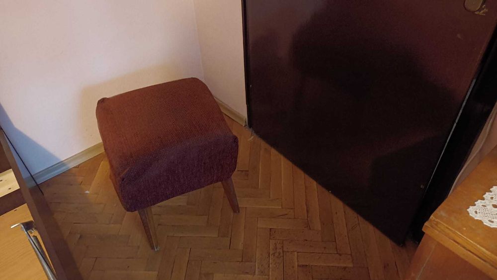 Подарявам разтегателен диван, две кресла, две табуретки и маса .