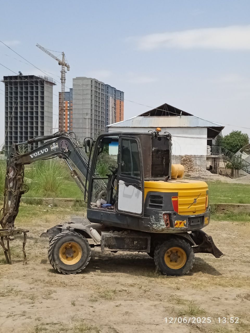 Volvo 60 ekskavator srochni sotiladi.