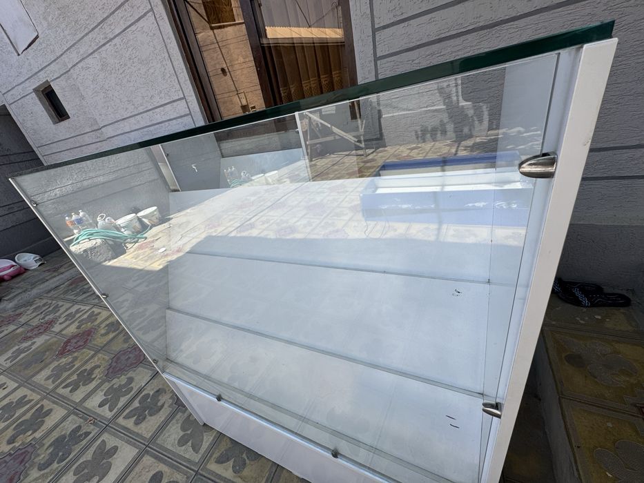 Vitrinlar sotiladi xolati zor 5 6 oy iwlatildi