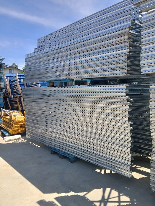 Stoc de rafturi metalice