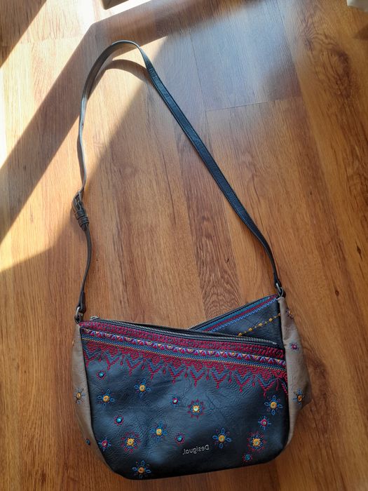 Desigual дамска чанта.