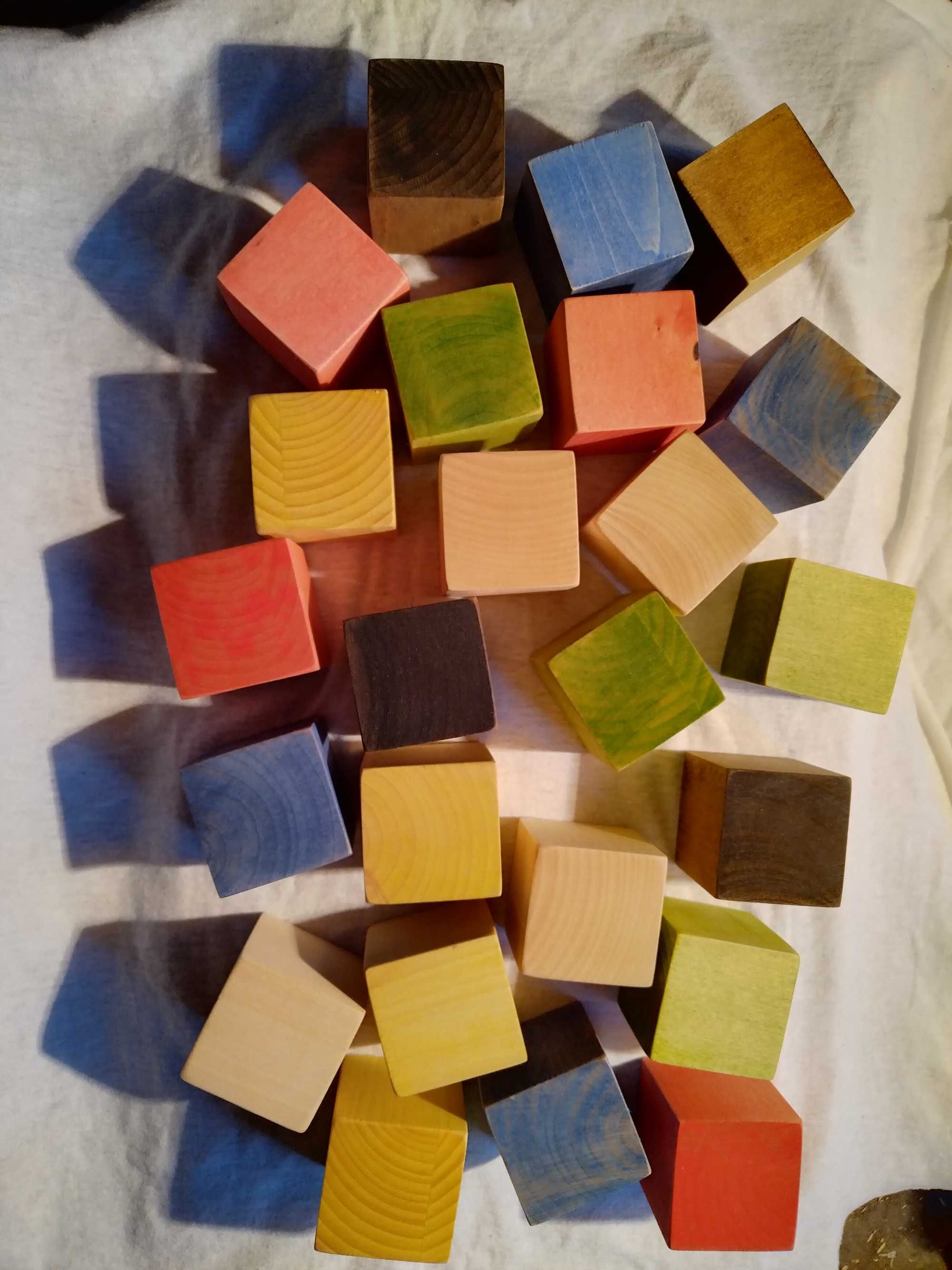 Дървени кубчета за игра, разноцветни