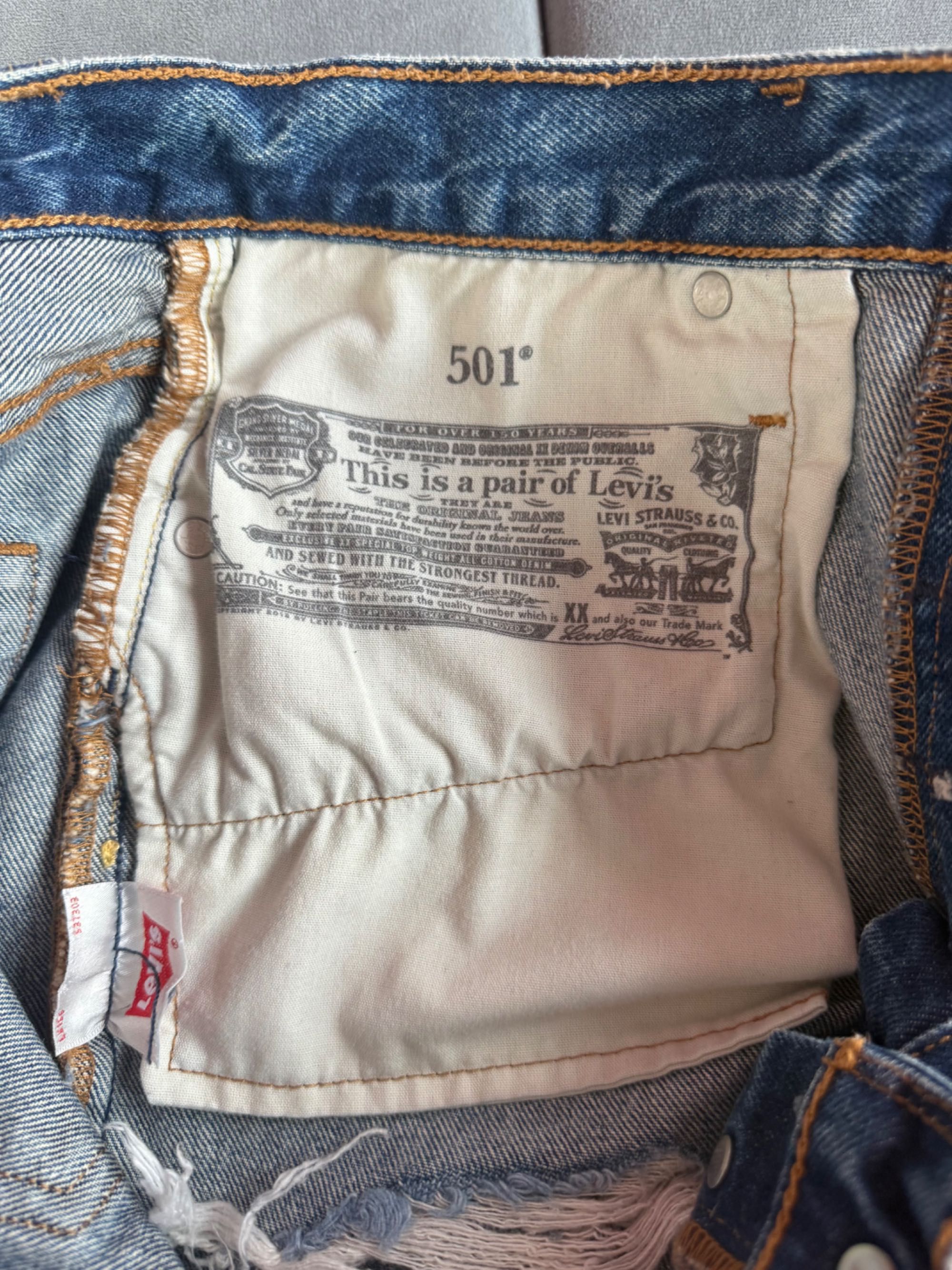 дамски дънки тъмно сини на марката Levi’s
