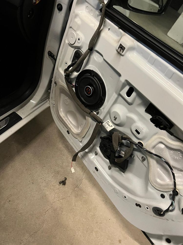 Montaj la domiciliu sau la noi statie audio si subwoofer auto