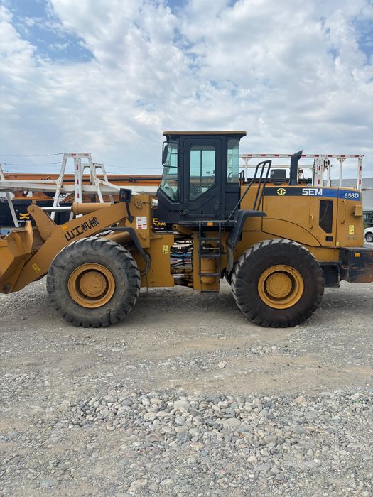 Погрузчик фронтальный SEM 656D