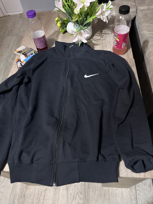 Нови nike дрехи! И една на лос анджелис.  И моля прочетете описанието